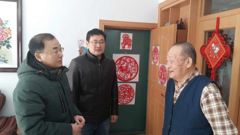 副经理(主持工作)白凤山(左) 副经理刘洋(右)看望退休教师.jpg