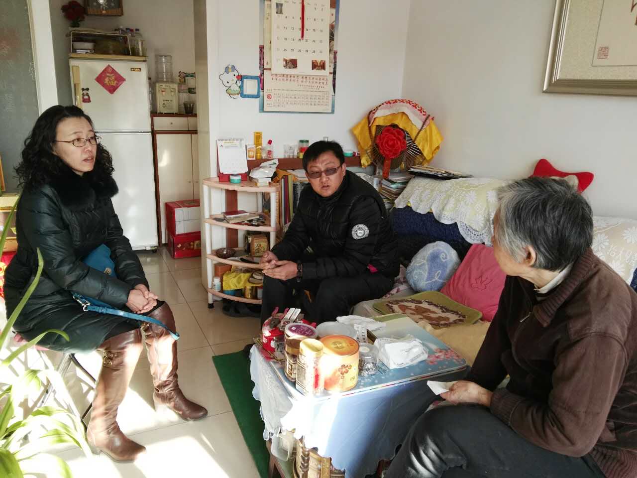 行政办公室主任李东(中)看望退休教师.jpg