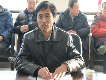 公司党委组织部部长张士伟主持会议.jpg