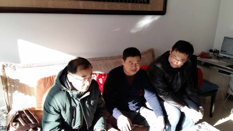 副经理(主持工作)白凤山(左) 副经理刘洋(右)看望退休教师 (2).jpg